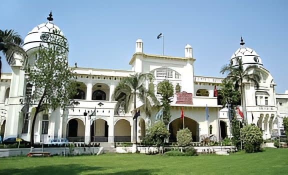 King Edward Medical University (KEMU) the best medical university in pakistan.